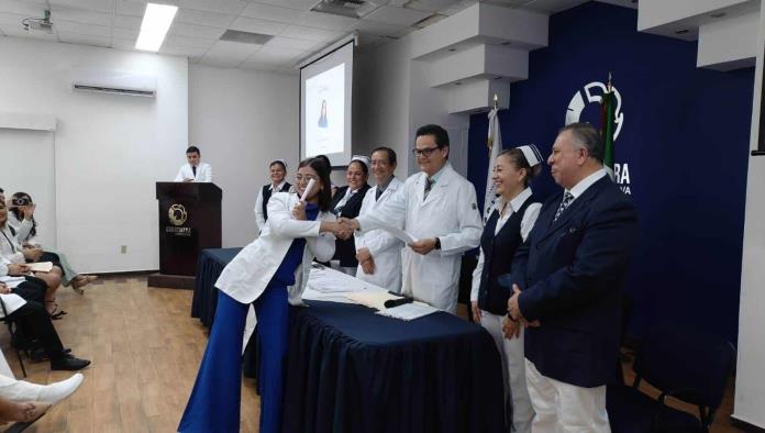 Culmina servicio de médicos y enfermeras