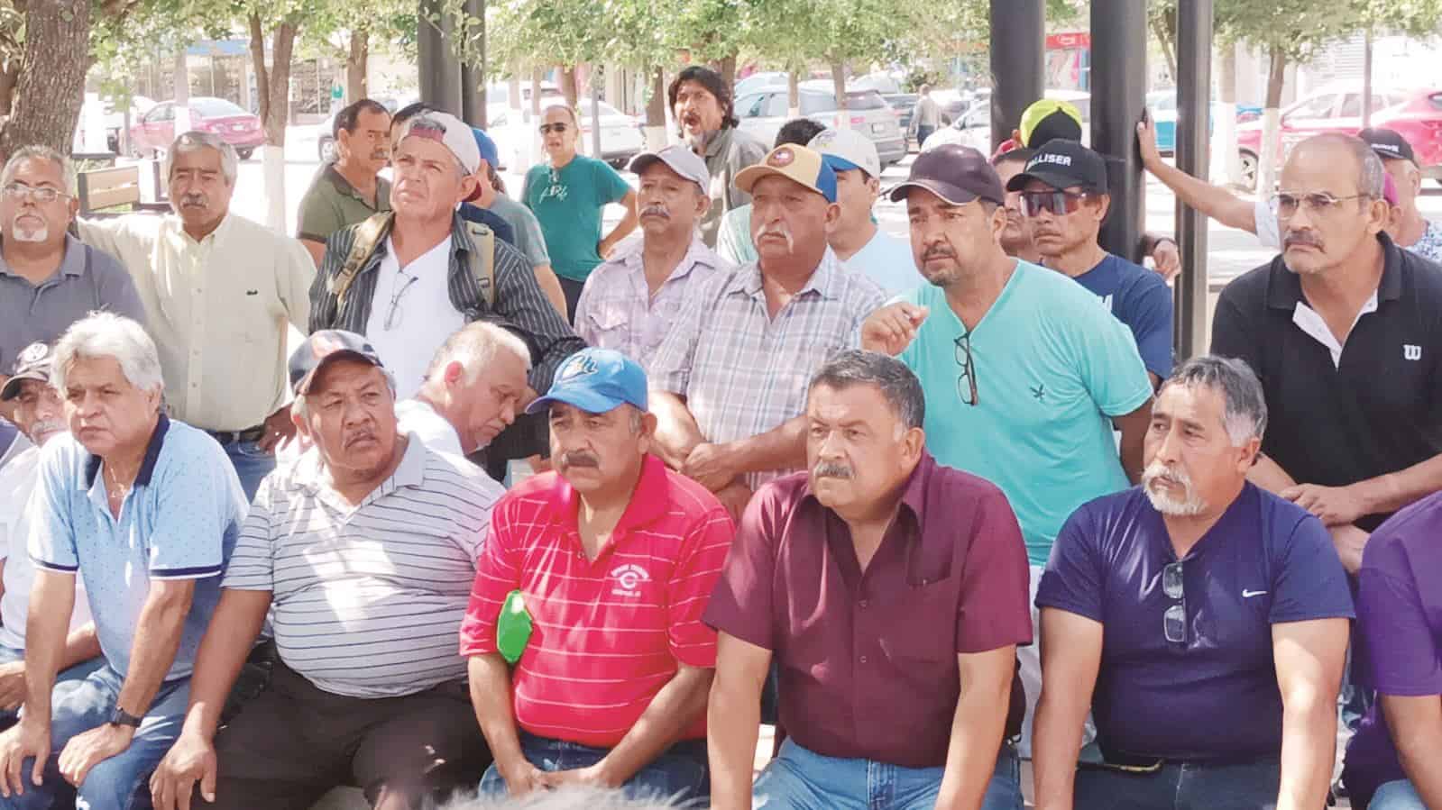 Trabajadores y ex trabajadores de AHMSA se deslindan de la dirigencia sindical.