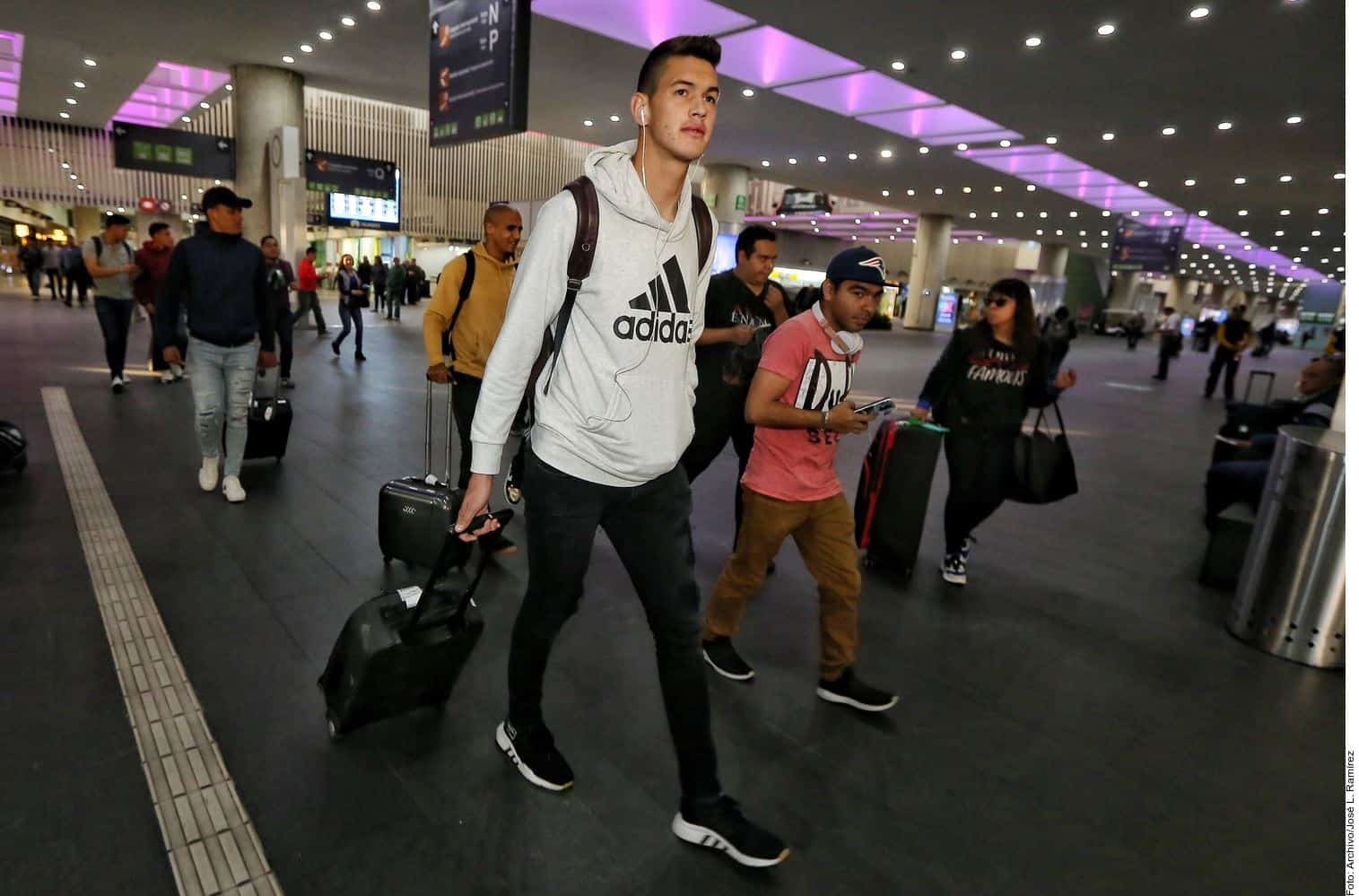 Rechaza Almería oferta del América por César Montes 