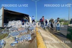 ´Riega´ cerveza en puente del Salinas