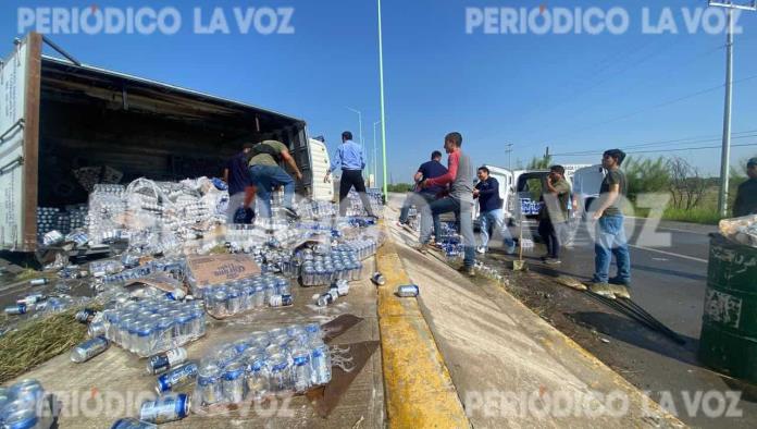 ´Riega´ cerveza en puente del Salinas