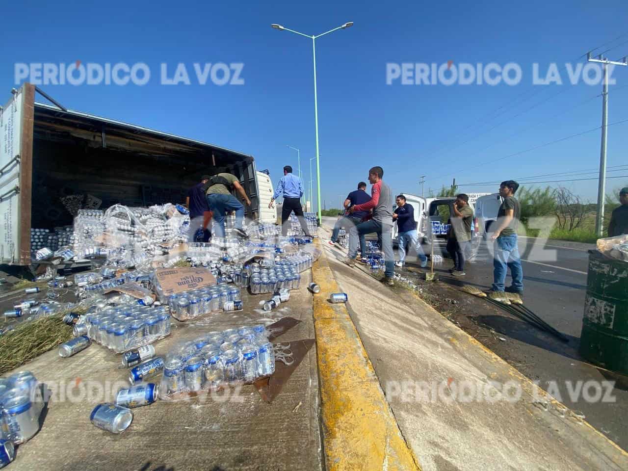 ´Riega´ cerveza en puente del Salinas