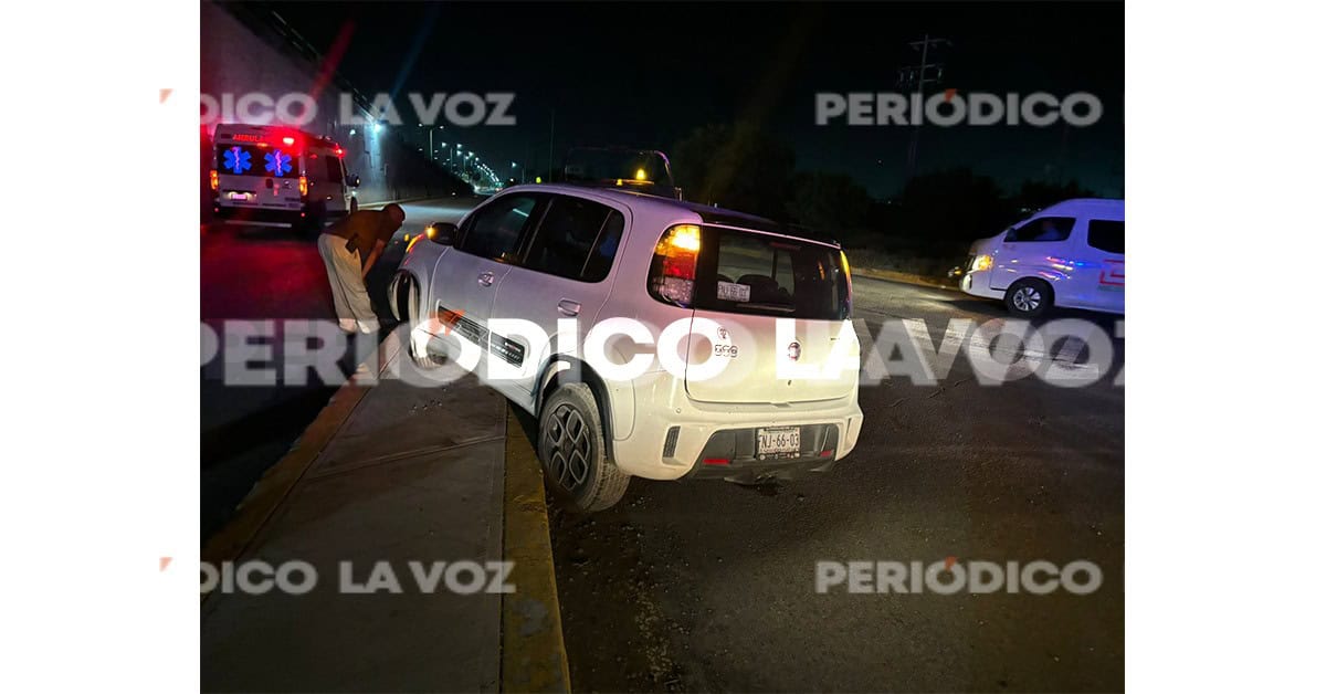 Se trepa al camellón... con todo y automóvil