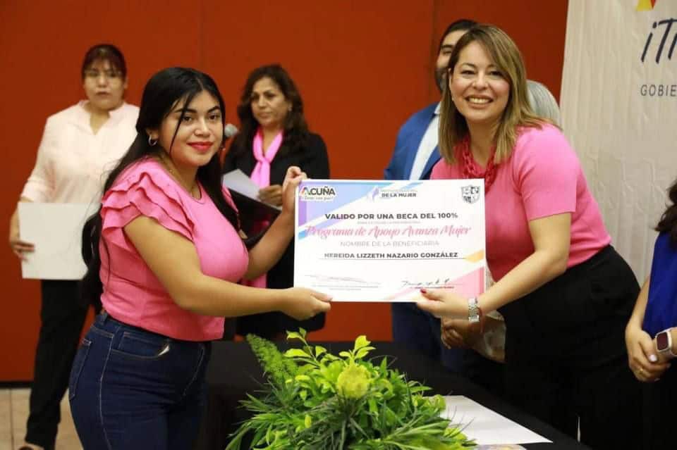 Entregan becas a 35 mujeres del programa "Avanza Mujer"