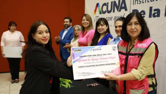 Entregan becas a 35 mujeres del programa "Avanza Mujer"