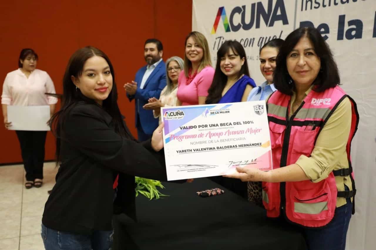 Entregan becas a 35 mujeres del programa "Avanza Mujer"