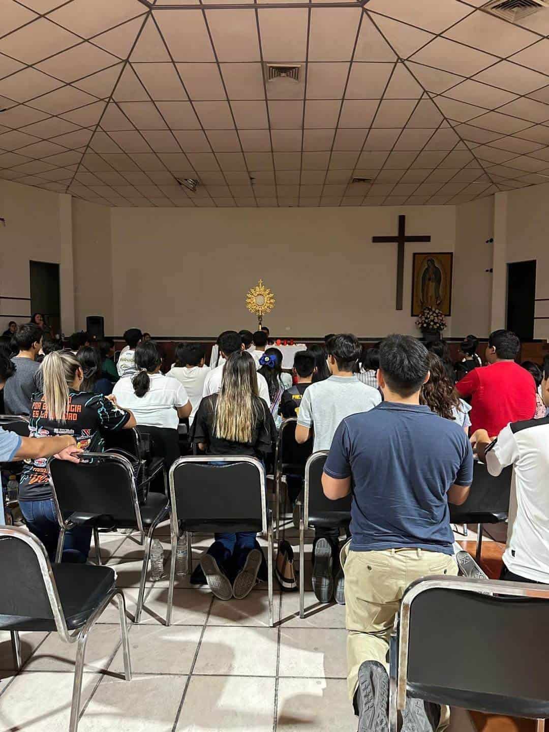 Decenas de jóvenes participaron en los cursos que realiza año con año la iglesia católica.