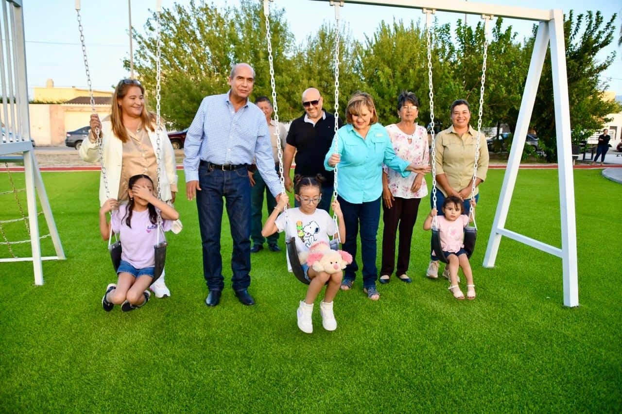 El alcalde Mario Dávila Delgado inaugura la nueva plaza pública en Monclova, destacando su compromiso con el bienestar ciudadano.