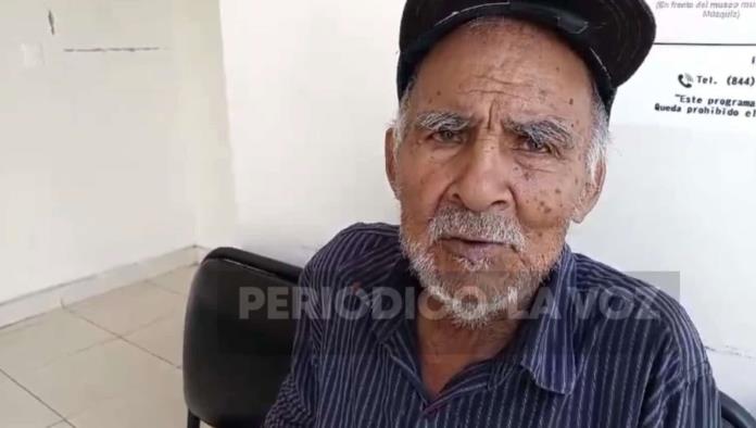 Roban máquina de coser a abuelito