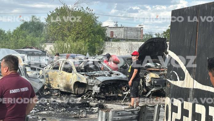 Fuego consume 7 autos tras quema de chatarra