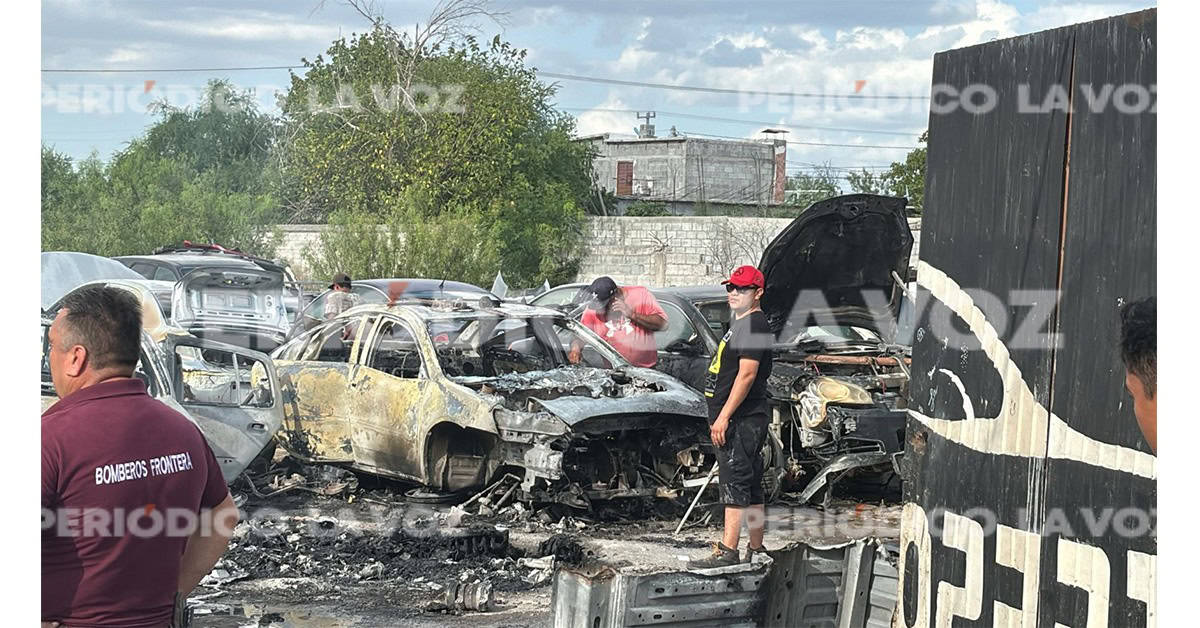 Fuego consume 7 autos tras quema de chatarra