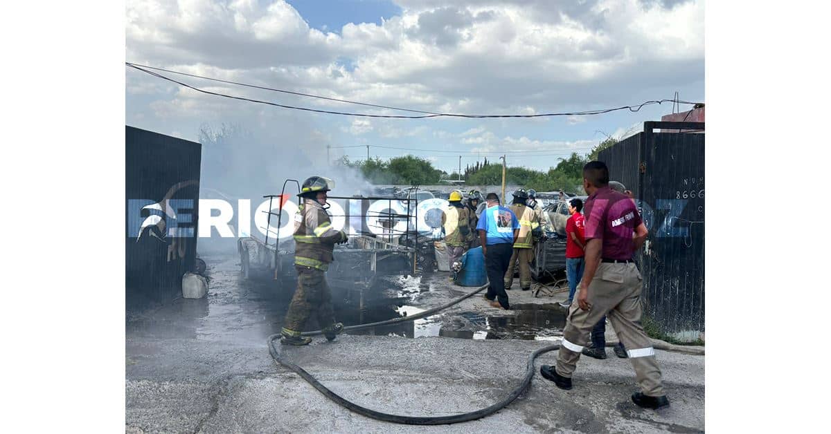 Fuego consume 7 autos tras quema de chatarra