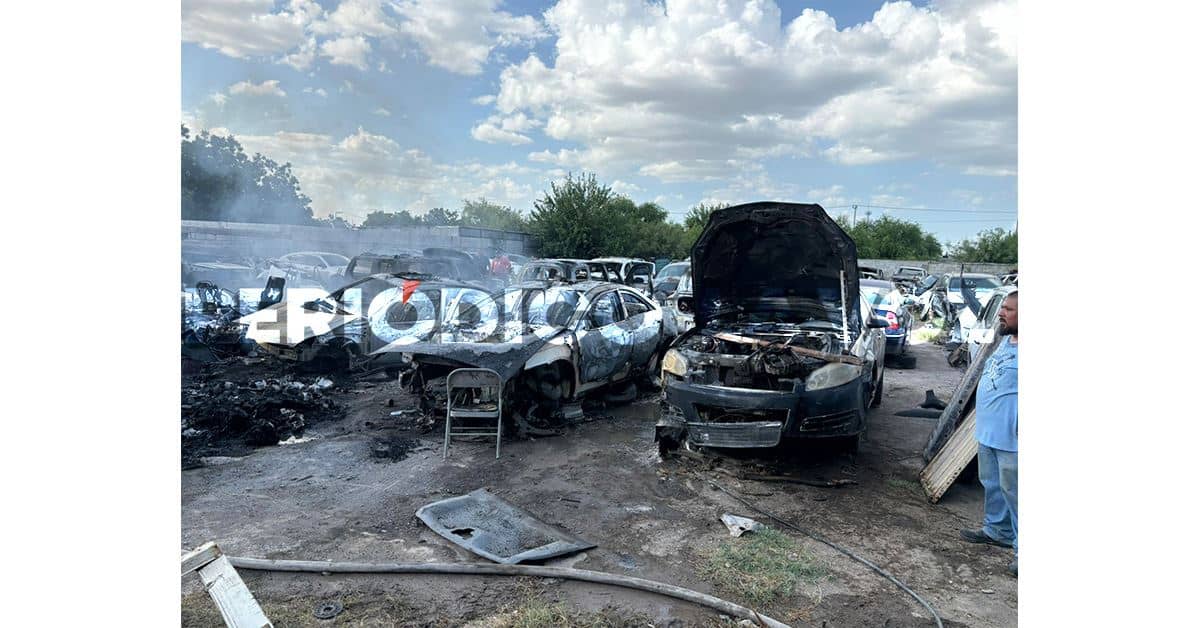 Fuego consume 7 autos tras quema de chatarra