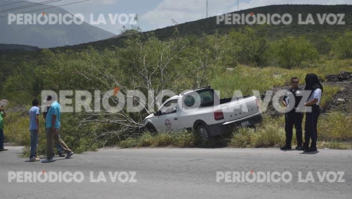 Se estampa con árbol por culpa de malestar