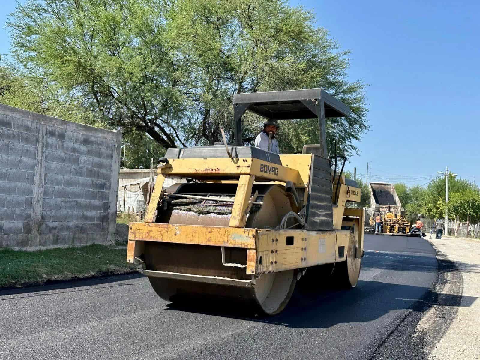 Avanzan trabajos de pavimentación en Allende bajo la supervisión del alcalde