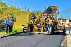 Avanzan trabajos de pavimentación en Allende bajo la supervisión del alcalde