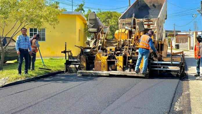 Avanzan trabajos de pavimentación en Allende bajo la supervisión del alcalde