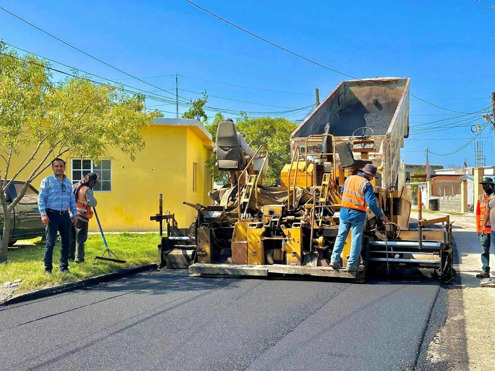 Avanzan trabajos de pavimentación en Allende bajo la supervisión del alcalde