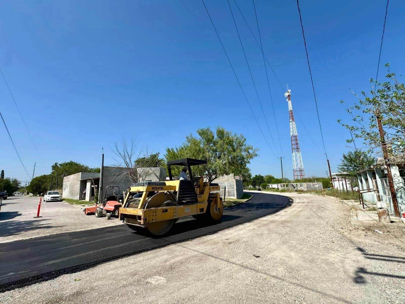 Avanzan trabajos de pavimentación en Allende bajo la supervisión del alcalde