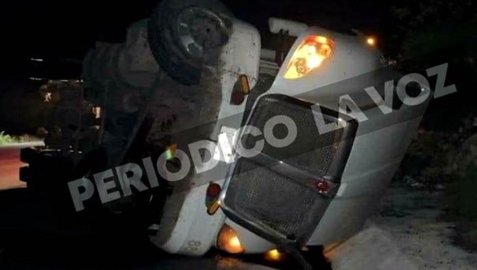 Vuelca tráiler en la autopista Premier