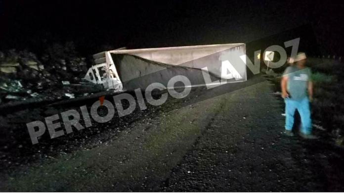 Vuelca tráiler en la autopista Premier