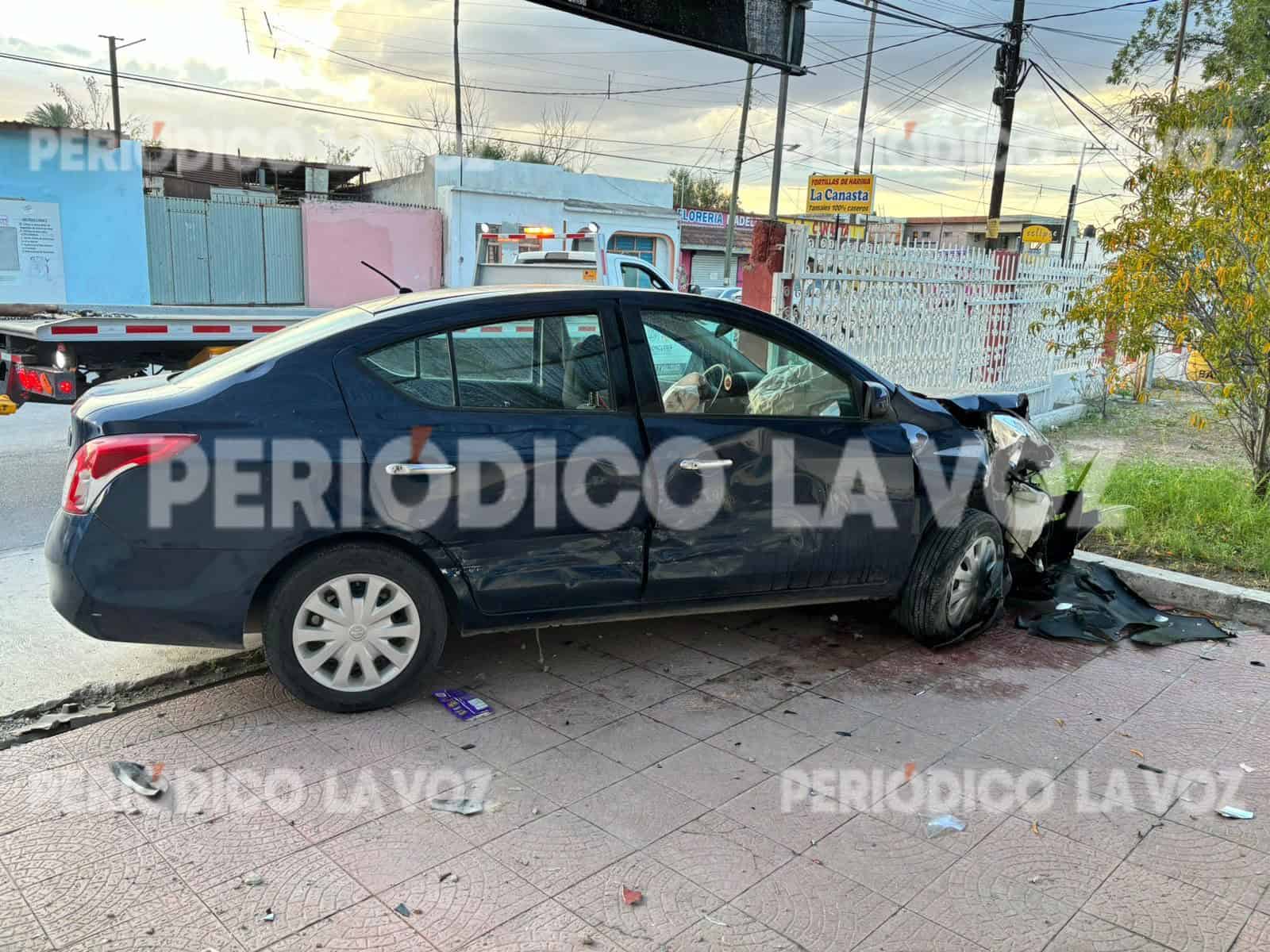 Mete auto a casa ajena