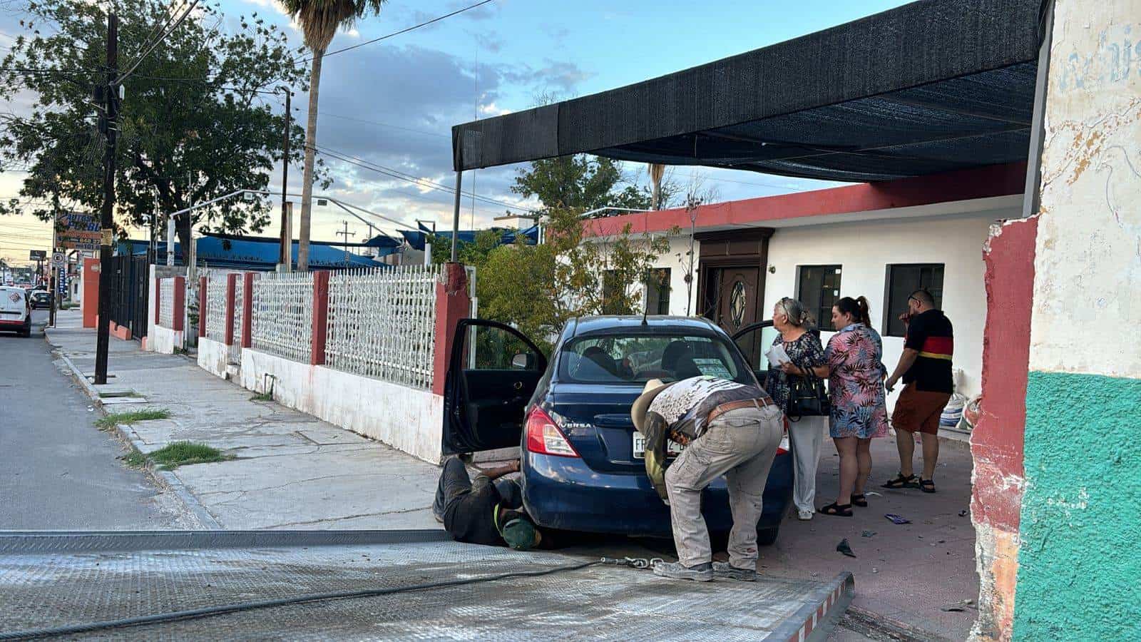 Mete auto a casa ajena