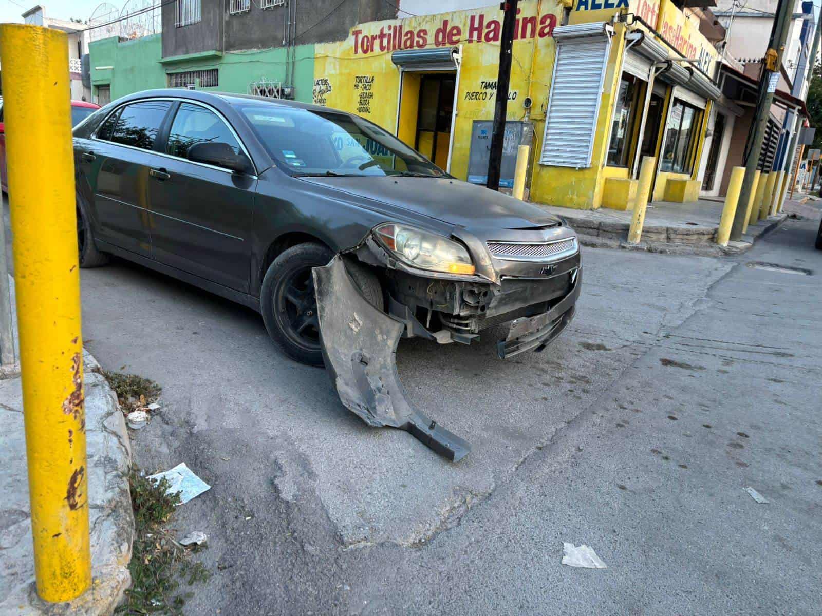 Mete auto a casa ajena