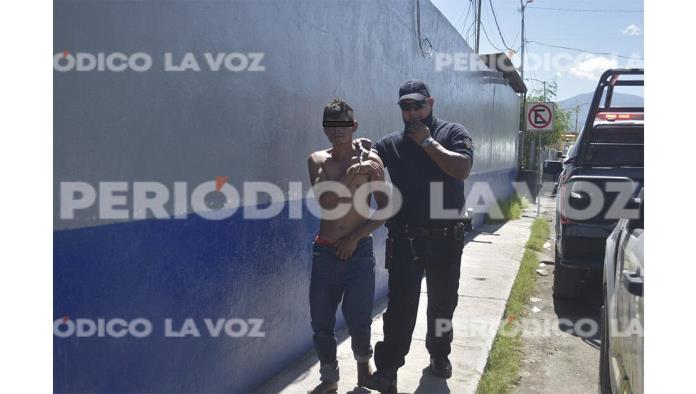 Arrestan a migrante en calles del Centro