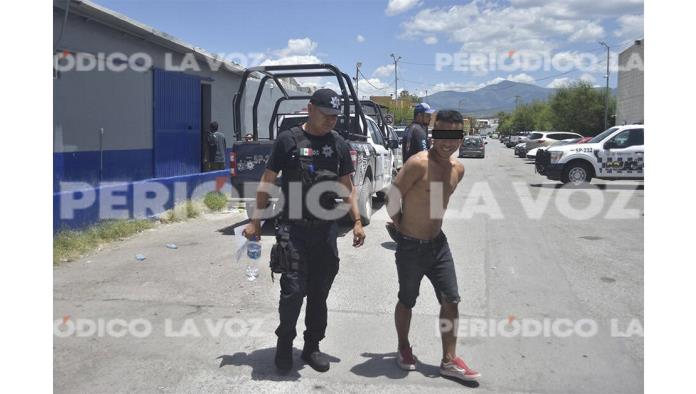 Arrestan Policías a adicto al cricri