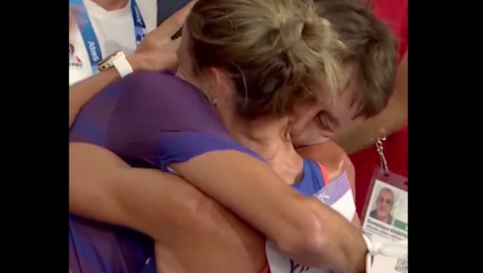 Atleta pide matrimonio a su novio tras romper record