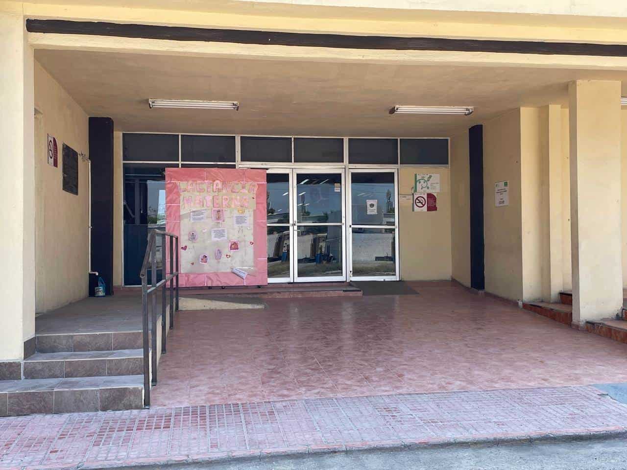 Retiran mantas de la clínica del magisterio en Monclova.
