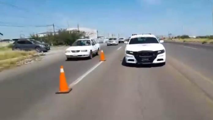 Alumnos y Ayuntamiento de Nueva Rosita Reparan Tramo de Carretera 57