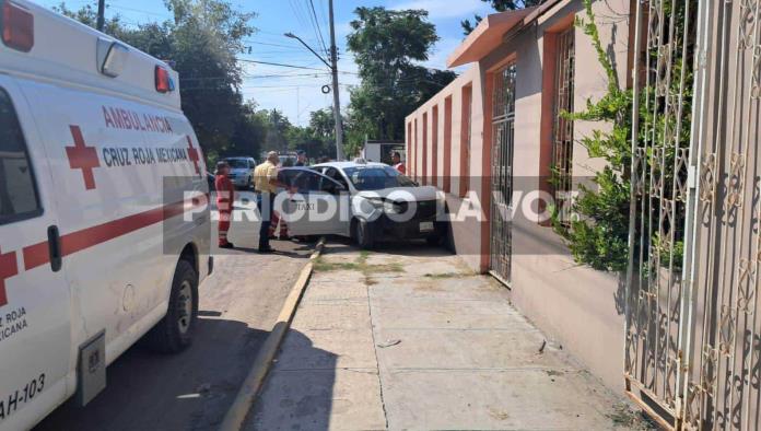 Termina pasajera de taxi herida en accidente vial