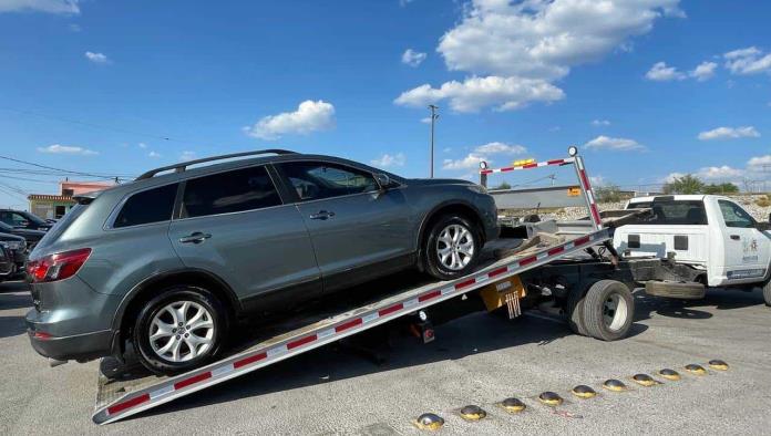 Decomisan autos en venta por invadir estacionamiento