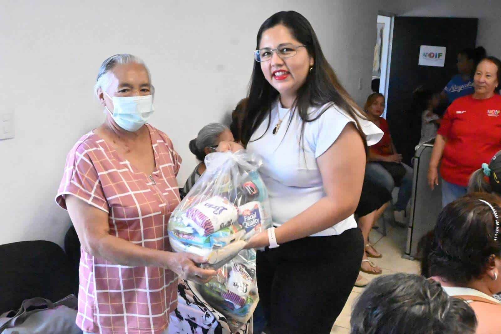 Entregan Despensas a Adultos Mayores y Madres Solteras en Nava