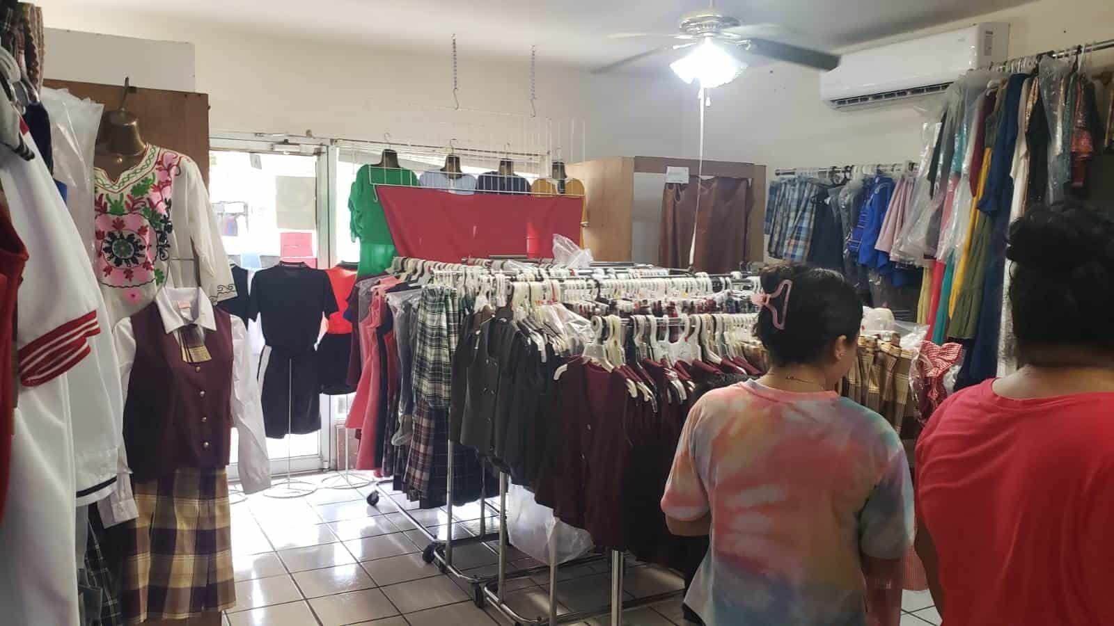 Hasta en Vacaciones hay Demanda de Uniformes Escolares