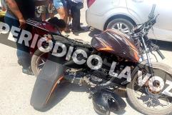 Motociclista resulta lesionado tras accidente en la Colonia Huitrón