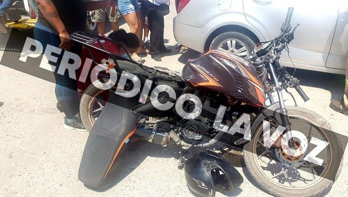 Motociclista resulta lesionado tras accidente en la Colonia Huitrón