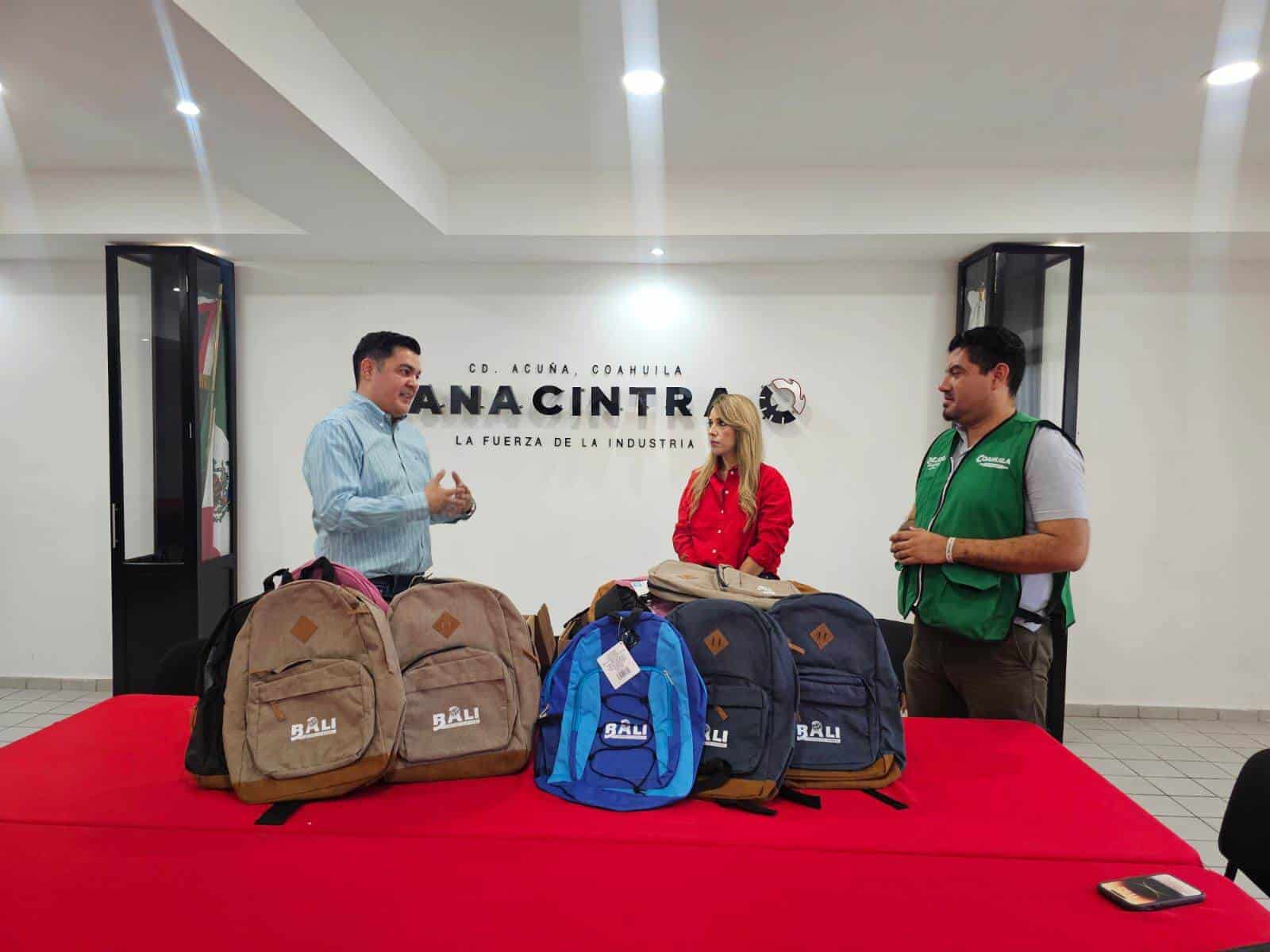 Dona CANACINTRA 40 mochilas al ICOJUVE