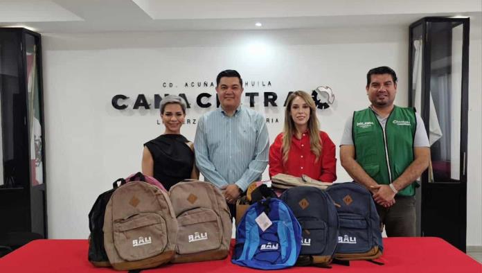 Dona CANACINTRA 40 mochilas al ICOJUVE