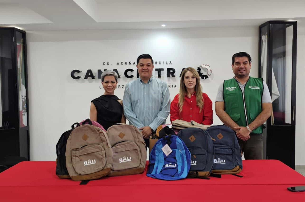 Dona CANACINTRA 40 mochilas al ICOJUVE