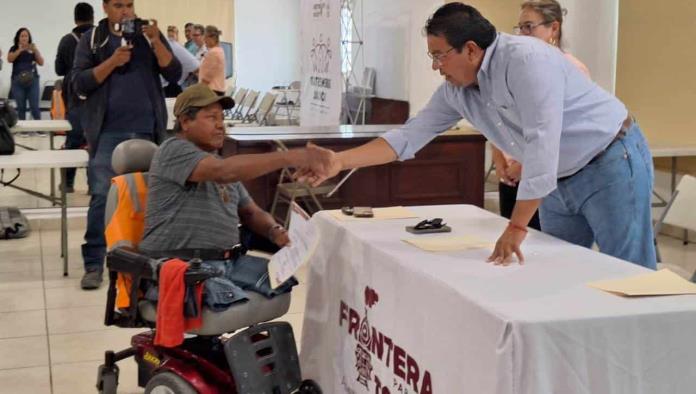 Entrega Roberto Piña títulos de propiedad