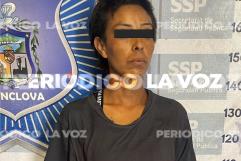 Arrestan a mujer por drogarse en la calle