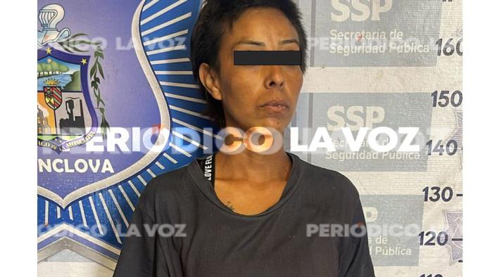 Arrestan a mujer por drogarse en la calle