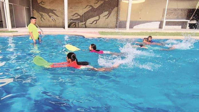 Culmina curos de natación en Castaños