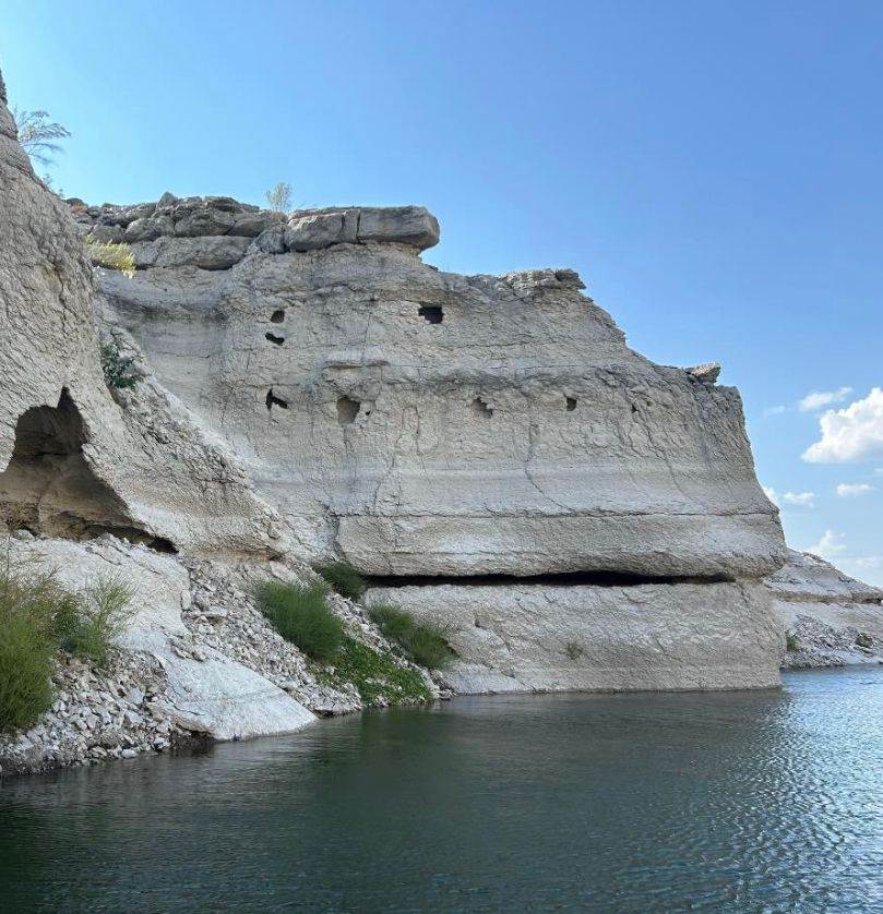 Descenso del Nivel de la Presa de la Amistad Revela Cuevas Ocultas