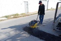 Aceleran bacheo para mejorar vialidades en delegación Venustiano Carranza