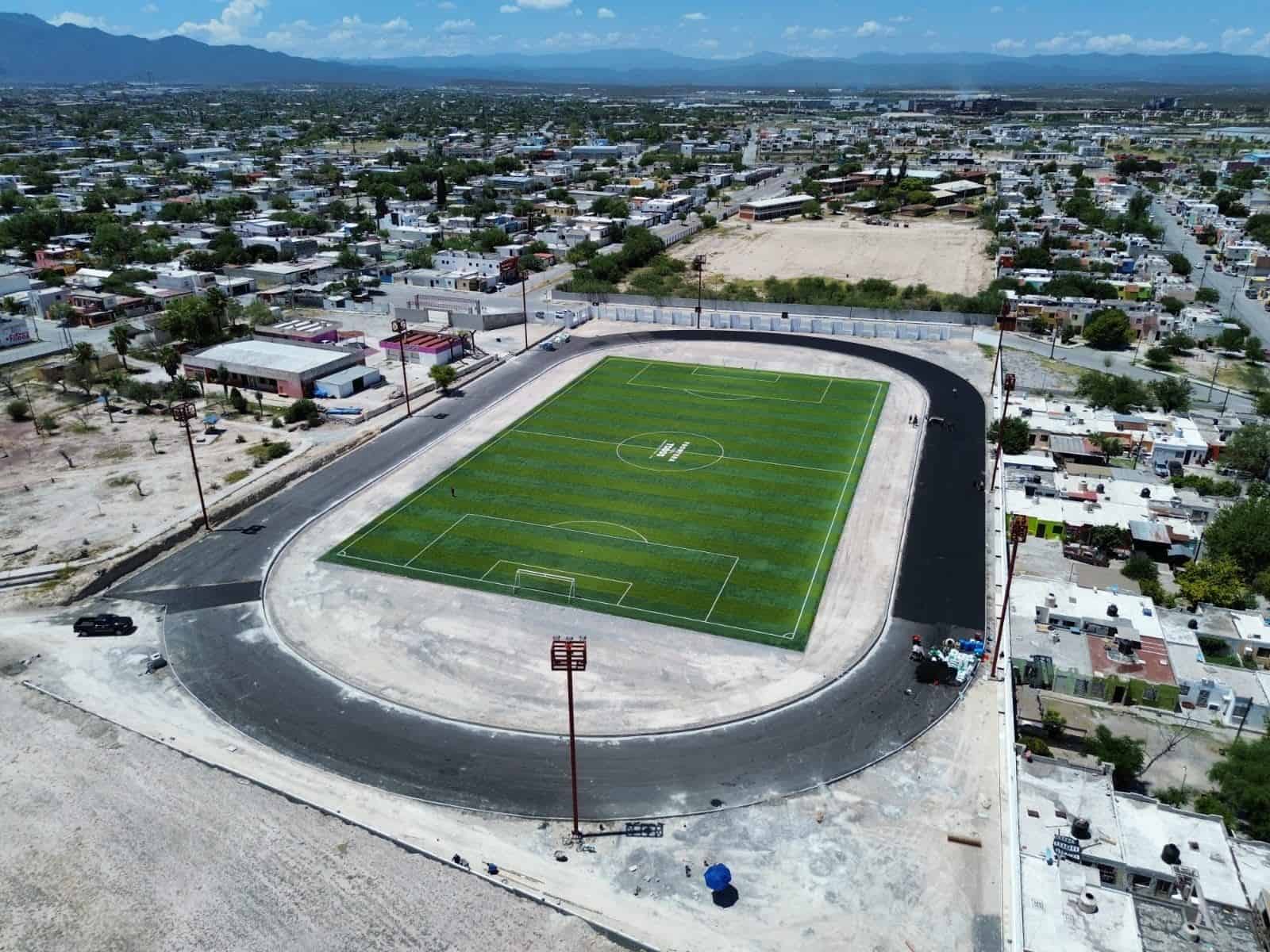 Supervisan construcción de pista de tartán.