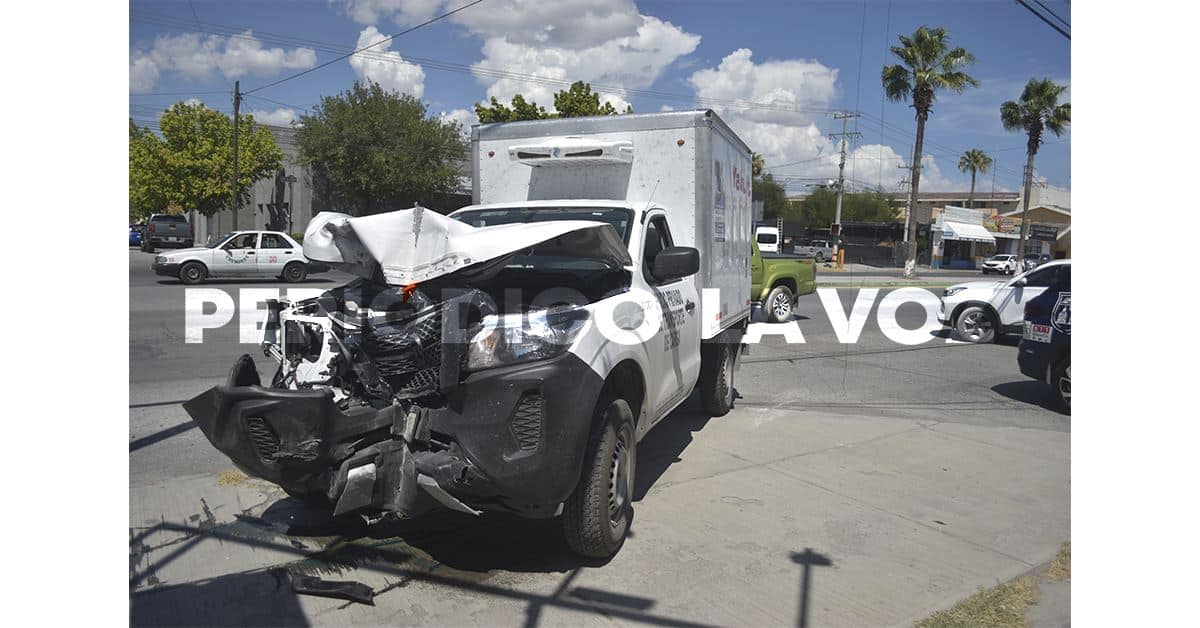 Causa enfermera del IMSS choque en el bulevar Juárez